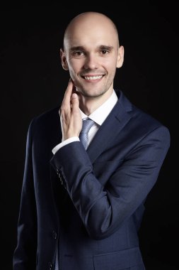 Adam çenesini okşayarak