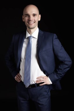 Siyah arka plan üzerine şaşırmış adam