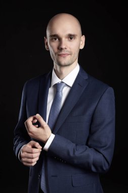 Sabitleme işadamı gömleğinin düğmesini aşağı kolluklar