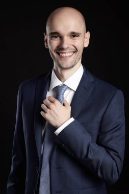 siyah arka plan üzerine neşeli adam