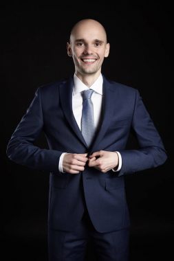 Neşeli adam ceketinin takılır