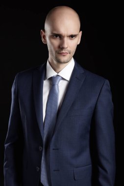 adam ciddi bir göz ile