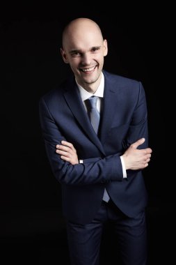 Siyah arka plan üzerine mutlu adam