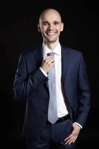 Lächelnder Mann mit Krawatte — Stockfoto