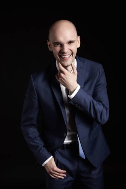 siyah arka plan üzerine gülen adam