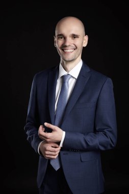 İşadamı sabitleme kelepçeleri düğme aşağı gömlek gülümseyen