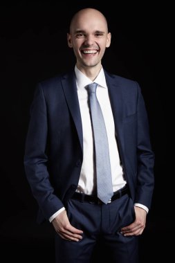 siyah arka plan üzerine gülen adam