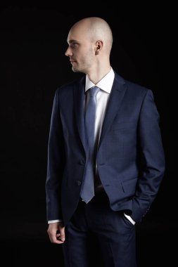 Sağ seyir takım elbiseli adam