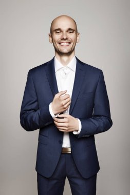 Adam sabitleme kol düğmesi onun takım elbise