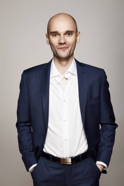 Takım elbiseyle rahat adam