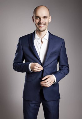 Takım elbiseli adam gülümsüyor 