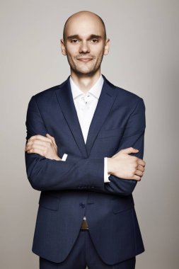 Takım elbiseli adam