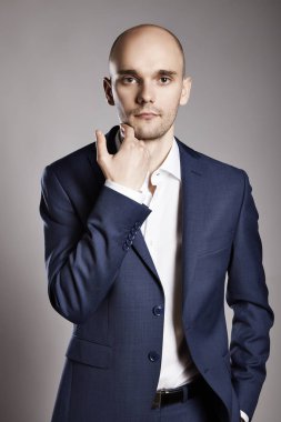 Ciddi adam okşayarak çenesi