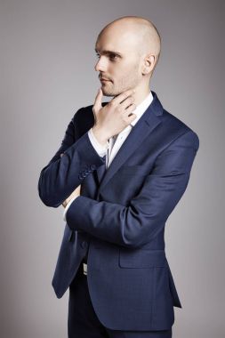 Dalgın adam bir yana bakan