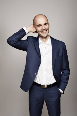 Takım elbiseyle rahat adam