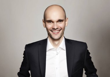 yakışıklı gülen adam