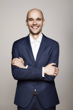 Adam kameraya gülümseyen