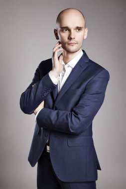 düşünceli erkek takım elbise