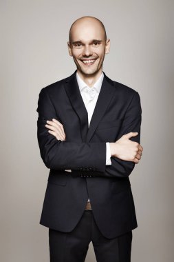 siyah elbiseli neşeli adam