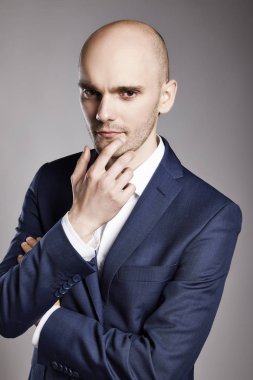 düşünceli erkek takım elbise