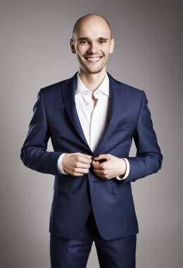 Takım elbiseli gülümseyen yakışıklı adam 