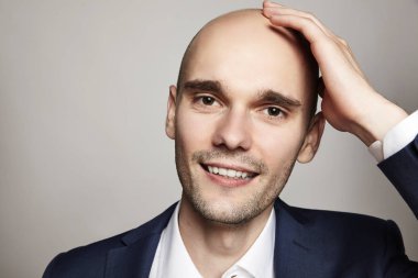 Kel gülümseyen yakışıklı