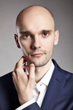 düşünceli erkek takım elbise