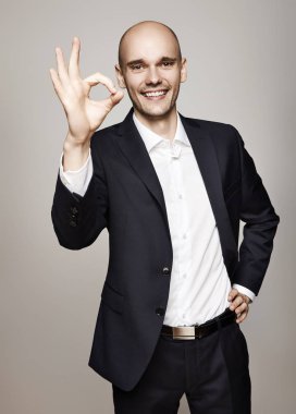 Mükemmel. Memnun adam