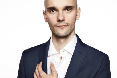 Adam kameraya bakıyor.