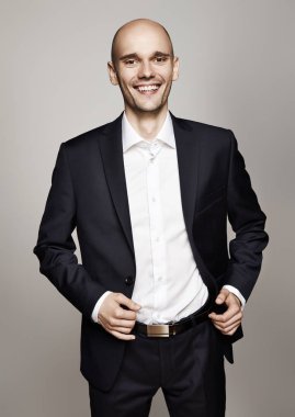 Siyah takım elbiseli gülümseyen adam