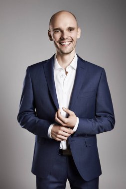 İşadamı sabitleme kol düğmesi onun takım elbise