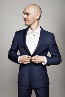 Genç adam giyiniyor