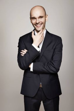 Takım elbiseli neşeli adam