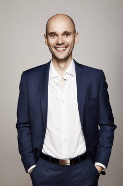 Takım elbiseyle rahat adam