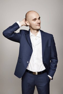 Takım elbiseyle rahat adam