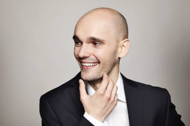 zarif gülümseyen adam