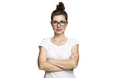 Kendine güvenen kadın beyaz T-shirt