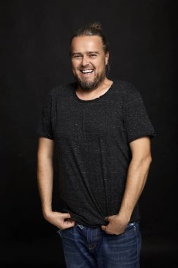 siyah arka plan üzerine gülen adam