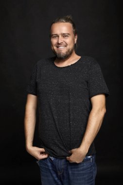 siyah arka plan üzerine neşeli adam