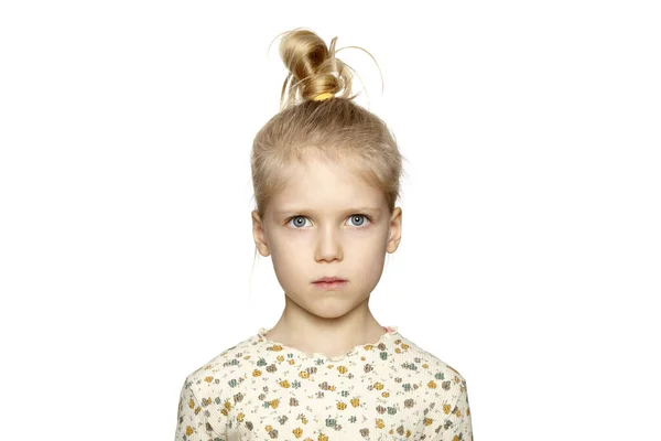 Foto Uma Menina Bonita Com Uma Expressão Séria — Fotografia de Stock