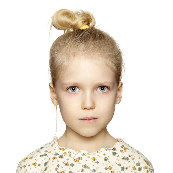 Isolado Fundo Branco Retrato Menina Bonita Com Cabelo Loiro Olhos — Fotografia de Stock