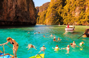 Phi Phi Island, Krabi, Tayland - 11 Kasım 2016: Sürat teknesi 