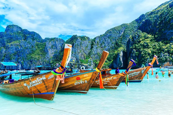 ISLA PHI-PHI, KRABI, TAILANDIA - 11 DE NOVIEMBRE DE 2016: Sendero largo b — Foto de Stock