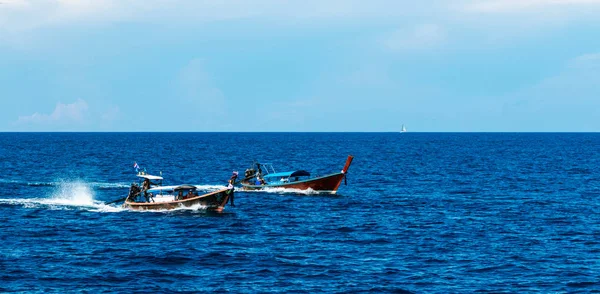 Phi Phi Island, Krabi, Tayland - 10 Kasım 2016: Longtrail b
