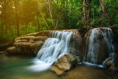Şelale orman orman içinde. Hauy Rong şelale: Phrae, Thailand.