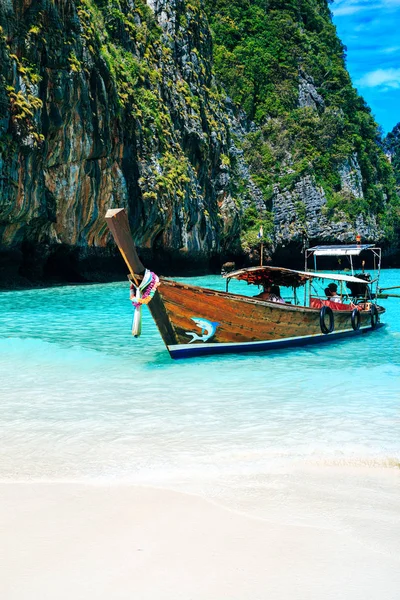 Longtrail-Boote im Hafen von Maya Bay Phi Phi Islands andaman sea — Stockfoto