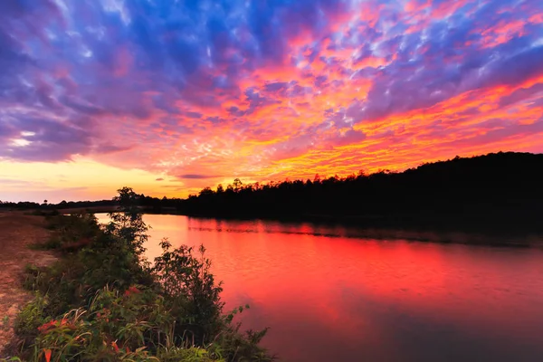 Crepúsculo crepúsculo no lago Khoa Yai Tailândia — Fotografia de Stock