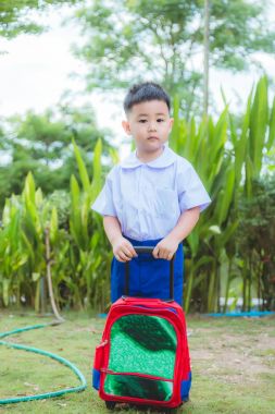 Tay öğrenci üniforma çocukta ve sırt çantası için okula gitmek