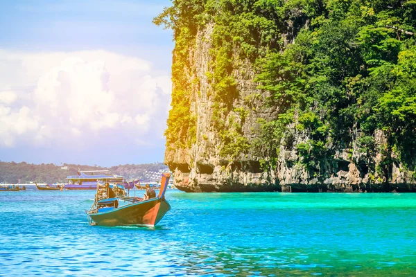 Longtrail boat en MAYA Bay Phi Phi Islands Andaman sea Krabi Th — Foto de Stock