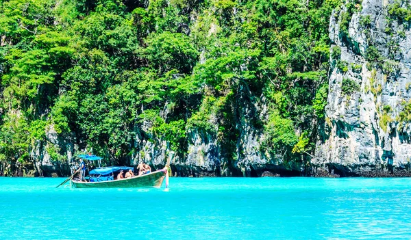 Kajak båt i Maya Bay Phi Phi öarna Andamansjön Krabi Thaila — Stockfoto